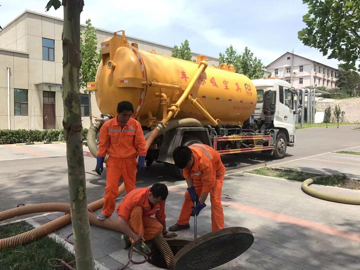 钦南管道疏通车停在窨井附近