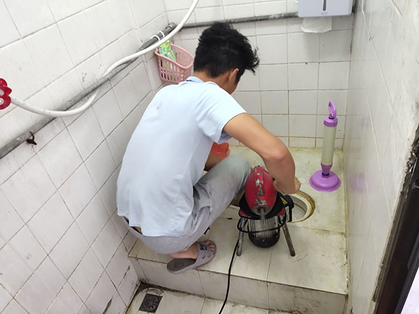 钦南管道堵塞冒臭气 专业师傅现场解决问题